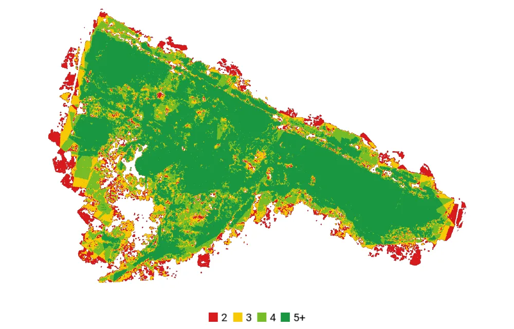 Map of how many photos see each point: green over most of the site, red and white along the edges and over the pond.